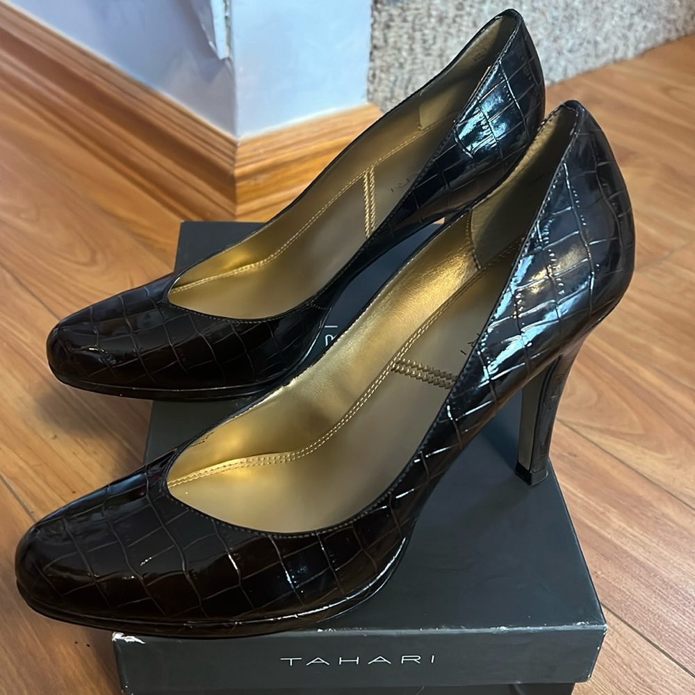 Authentic Brown Tahari shoes / pumps.